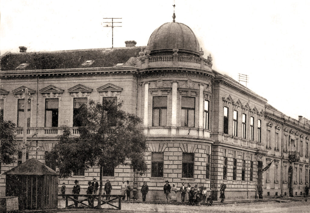 Стара фотографија зграде Препарандије у Сомбору са пролазницима испред