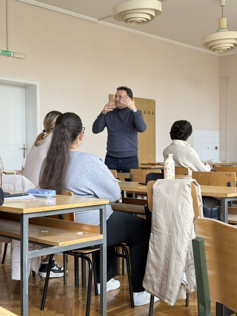 Излагач говори студентима током семинара о примени вештачке интелигенције у почетном математичком образовању