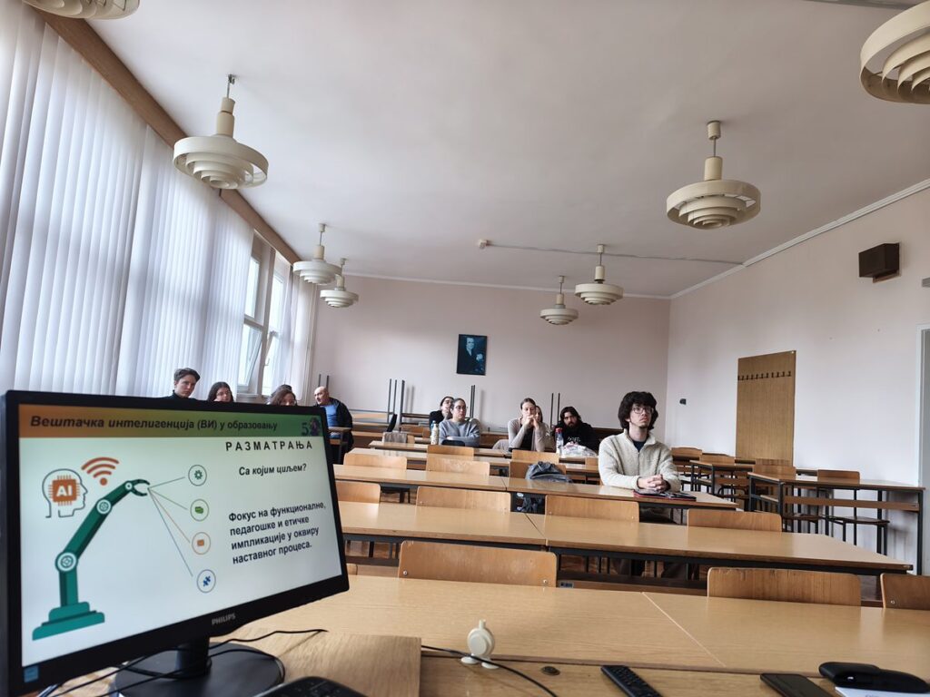 Студенти прате презентацију о вештачкој интелигенцији у образовању